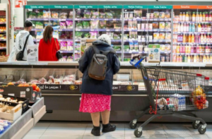 Une femme tente de payer ses courses d&rsquo;une valeur de 1000 € par chèque : ce détail l&rsquo;envoie directement en garde à vue