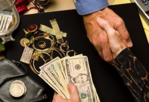 Oubliez l&rsquo;or, c&rsquo;est le moment de revendre vos objets en argent, des centaines d&rsquo;euros dorment dans vos placards