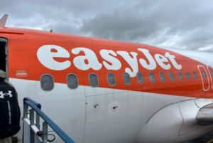 Une famille britannique soupçonnée d’avoir voulu prendre l’avion avec leur grand-mère décédée