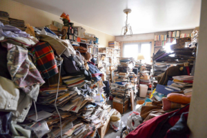 Les personnes qui accumulent trop d’objets ne vivent pas dans le désordre par choix : voici ce que cela cache vraiment selon ce psy