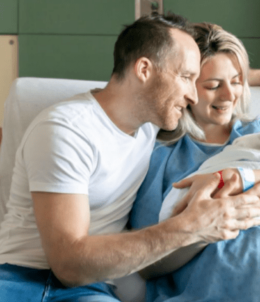 Le nouveau congé de naissance, qui devait entrer en vigueur le 1ᵉʳ janvier, reporté à juillet