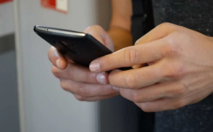 Une adolescente de 15 ans est enlevée le jour de Noël : son père la sauve grâce à son téléphone