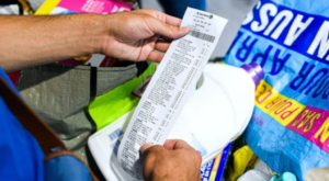 Jean-Luc et Lydia recherchent l’inconnu qui a payé leurs courses après que leur carte bancaire a été refusée