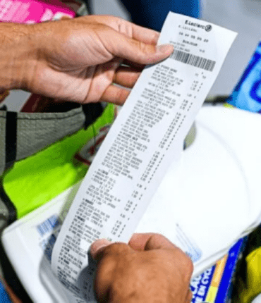 Jean-Luc et Lydia recherchent l’inconnu qui a payé leurs courses après que leur carte bancaire a été refusée