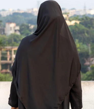 Franco-algérienne, musulmane et voilée, elle vote Marine Le Pen : « Les gens de chez nous nous font honte »