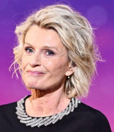 « C&rsquo;est dingue, ça ! » : Sophie Davant amère à cause de DALS, sa robe « jugée trop courte » pour « une femme de plus de 60 ans »