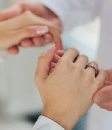 Elle a épousé un millionnaire arabe et est MORTE le lendemain. Lorsque les parents ont appris la raison, leurs cheveux se sont dressés sur leur tête…