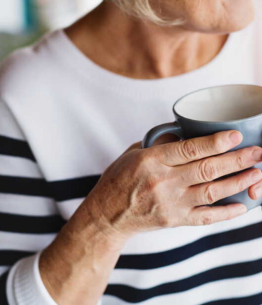 Cette boisson très appréciée renforcerait les os après 60 ans : ce que révèle une nouvelle étude