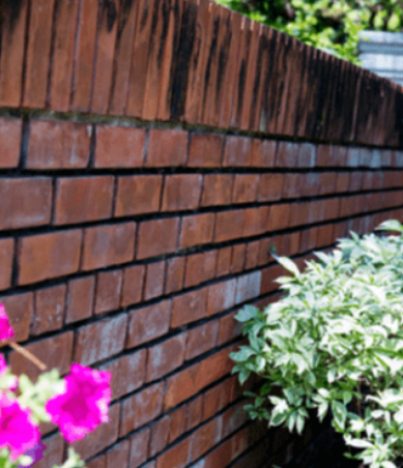 Mur mitoyen : cette règle du code civil que beaucoup de propriétaires ignorent et qui peut vous éviter de payer pour votre voisin