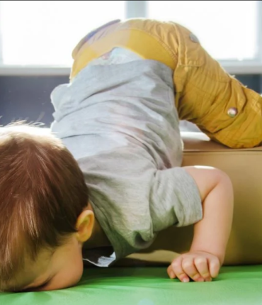Il chute, se cogne la tête et meurt quelques heures après : les 11 signes à surveiller chez l&rsquo;enfant selon un médecin