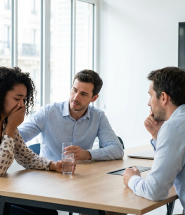 Pleurer devant les autres : cette « faiblesse » serait en fait un cadeau, prévient le psychiatre Christophe André