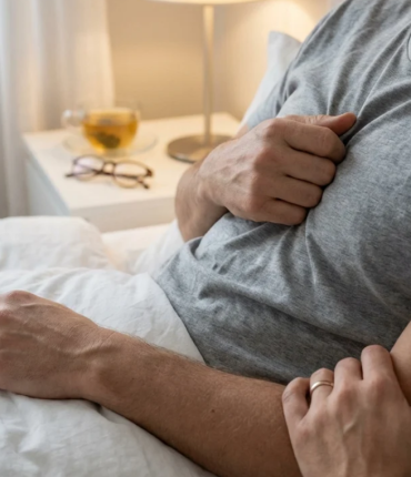 Mon mari a un zona : puis-je dormir dans le même lit sans risque ?