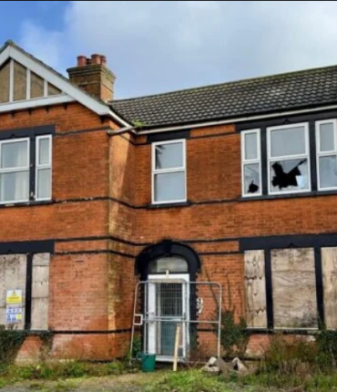 « J’ai décidé de mettre les squatteurs dehors moi-même » : un couple de retraités victime de squatteurs découvre une armoire pleine de…