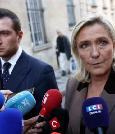« Méfiez-vous » : Marine Le Pen compare Jordan Bardella à Emmanuel Macron face à une électrice en quête de jeunesse