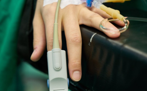 Il va quatre fois aux urgences pour une douleur à l’épaule, on lui diagnostique un reflux gastrique alors qu’il souffre d’un cancer incurable