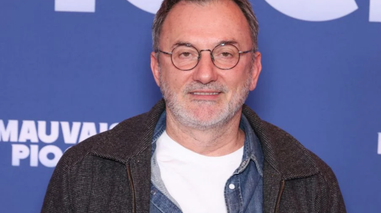 Frédéric Lopez (56 ans) après son coming-out : « J&rsquo;avais les jambes qui tremblaient », révélations sur sa vie intime