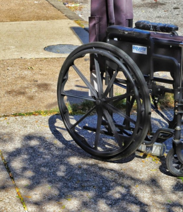 En pleine rue, un homme en fauteuil visé par une attaque au feu, les passants impuissants…