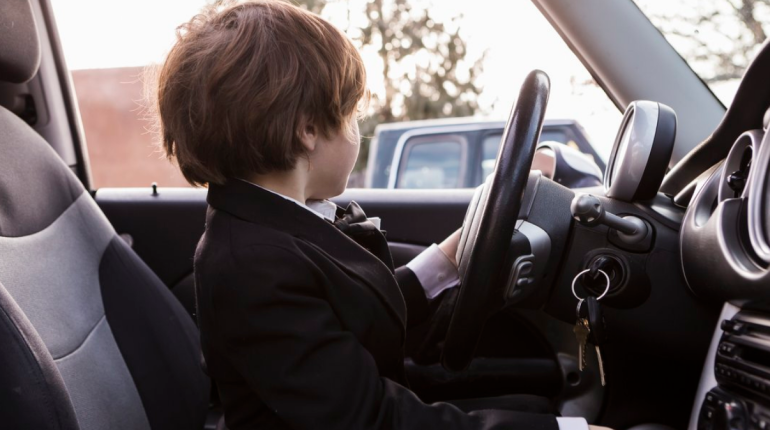 Une petite fille de 6 ans meurt écrasée par une voiture, c’est son frère de 4 ans qui était au volant