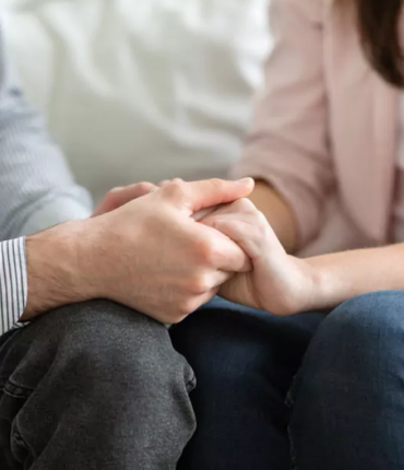 « Je suis fidèle mais je laisse mon copain avoir des aventures avec d’autres femmes, j’aime bien ça »