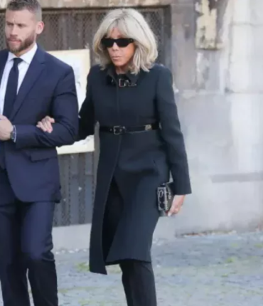 Brigitte Macron aux Obsèques de Nathalie Baye : « une vraie leçon » sa tenue crée la surprise