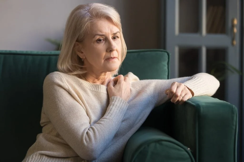 Hébergée par sa mère, elle cherche à la placer en maison de retraite