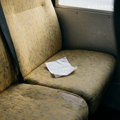 Une note cachée sous le siège révèle tout