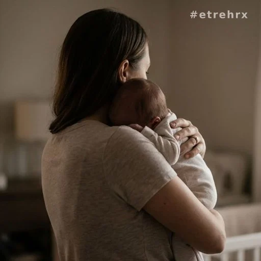 Silhouette de femme tenant un nouveau-né, lumière intérieure chaleureuse