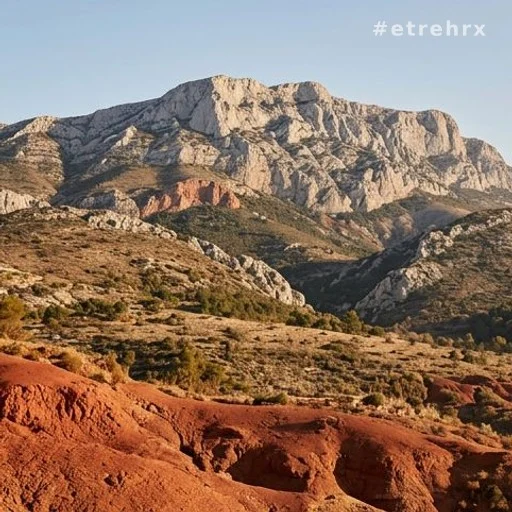 Terrain d'argile rouge au pied de la montagne Sainte-Victoire, site de fouilles paléontologiques