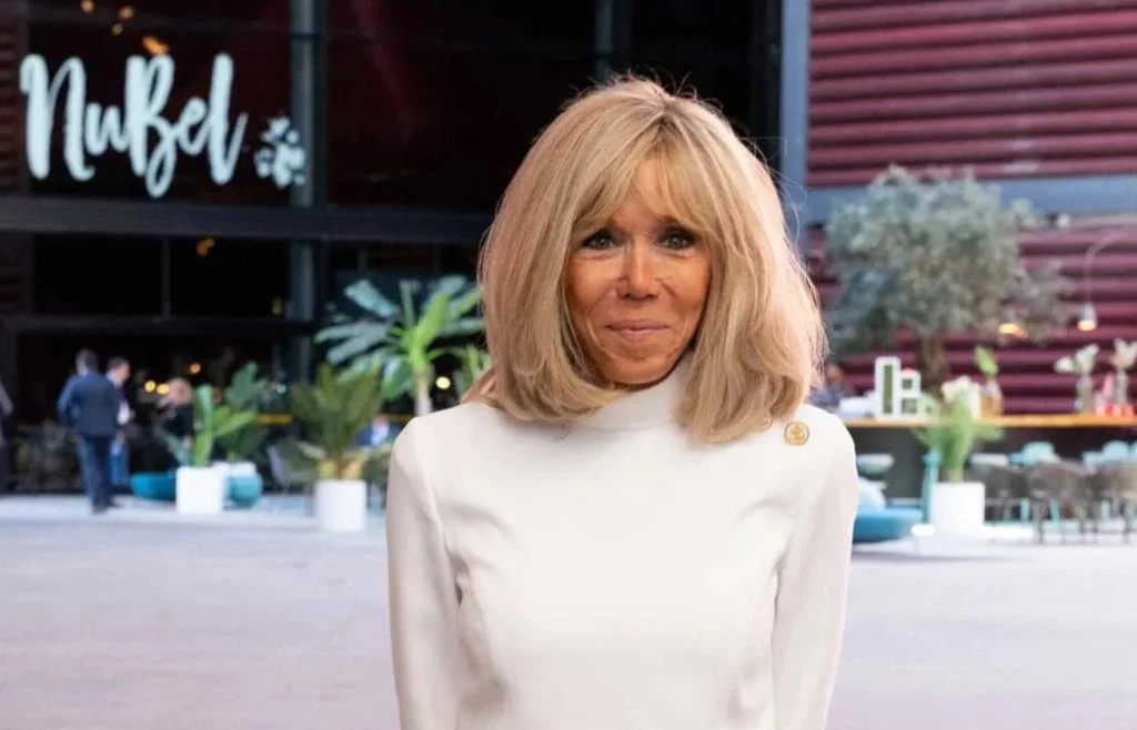 Brigitte Macron en coiffure et maquillage (1) Brigitte Macron en coiffure et maquillage (1)