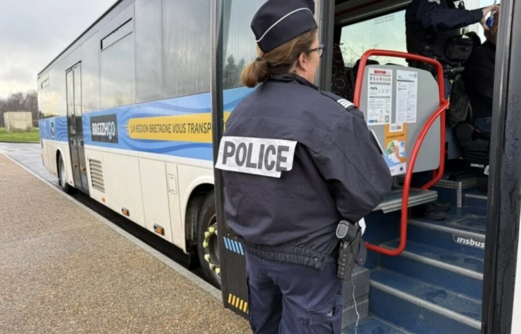 Le chauffeur veut éviter la collision et freine en urgence (1) Le chauffeur veut éviter la collision et freine en urgence (1)