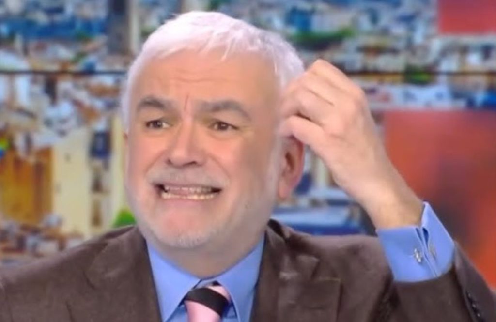 Pascal Praud moqué après sa chute : « J’ai une entorse », les internautes ne le ratent pas