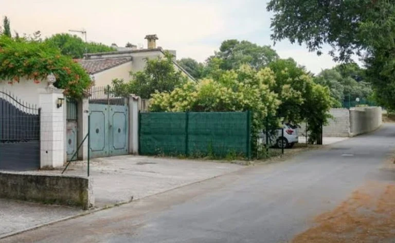 deux enfants dans une voiture garée en plein soleil à Carpentras (2)