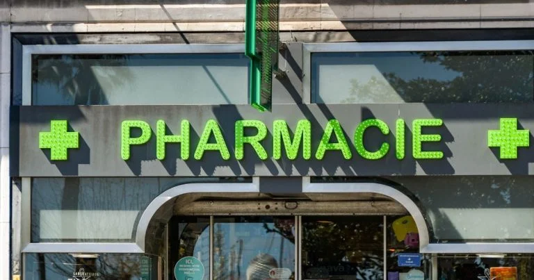 pharmacies-de-garde-entre-urgences-reelles-et-dema cover