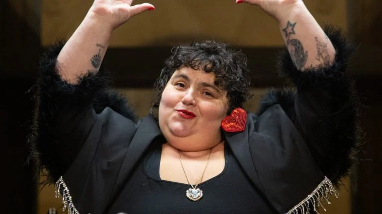 barbara-butch-interpelle-un-spectateur-hostile-en- cover