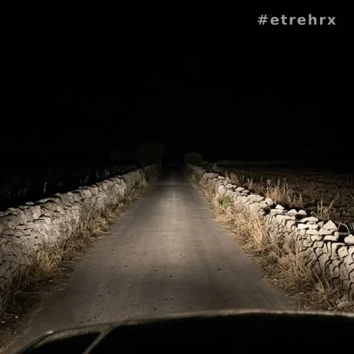 Route de campagne sicilienne de nuit avec phares de voiture dans l'obscurité