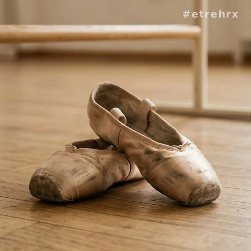 Chaussons de danse classique dans un studio de répétition, hommage à la carrière de danseuse