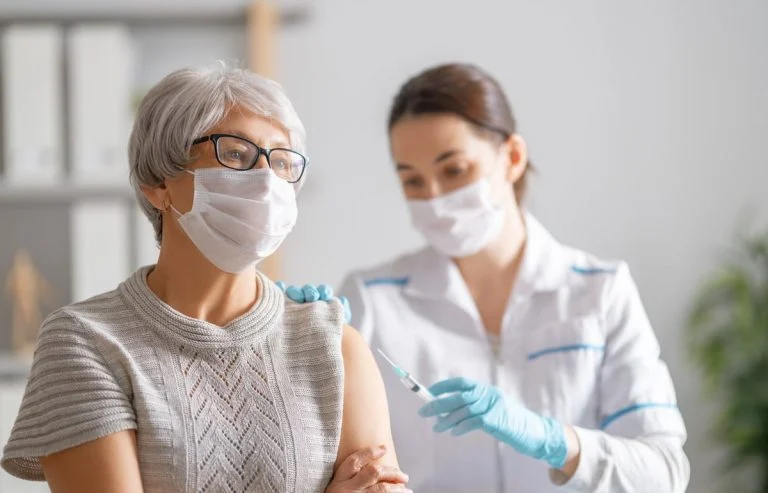grippe-le-vaccin-bientot-obligatoire-pour-les-soig cover