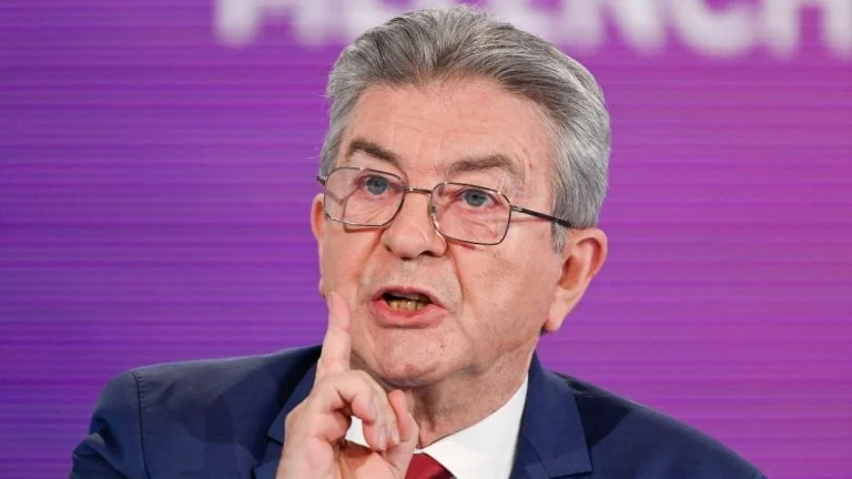 melenchon-revele-pourquoi-il-avait-texte-macron-en cover
