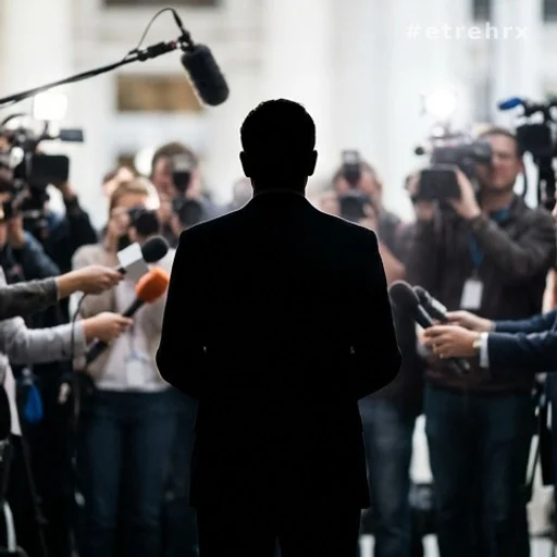 Silhouette d'une personnalité face à des journalistes tendant des micros
