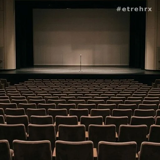 Salle de concert vide après annulation de tournée