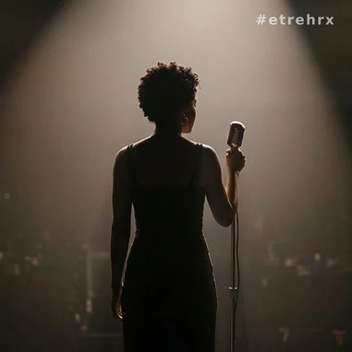 Chanteuse de dos sur scène, évoquant la prise de parole publique dans l'affaire Bruel
