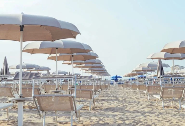 sa serviette à la plage (1)