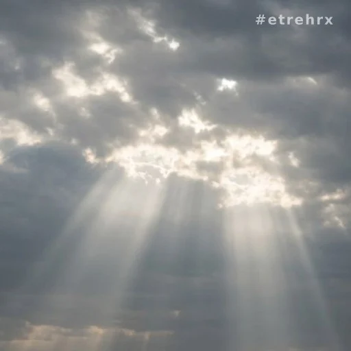 Rayons solaires filtrant entre les nuages, phénomène naturel de lumière dans le ciel