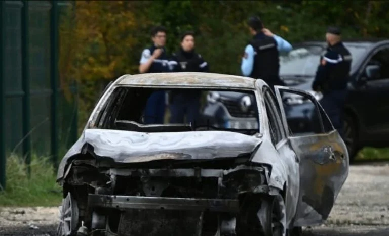 une voiture incendiée (4)