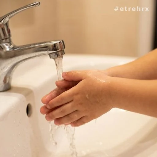 Lavage des mains d'un enfant après contact avec le sol, hygiène antiparasitaire