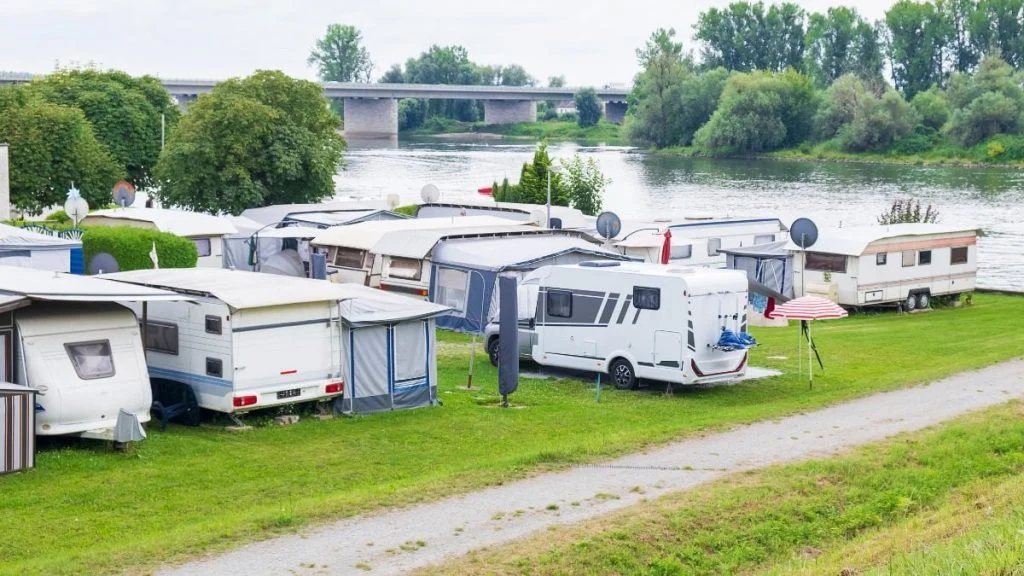 300-caravanes-dans-un-village-de-400-habitants-le–cover 300-caravanes-dans-un-village-de-400-habitants-le- cover
