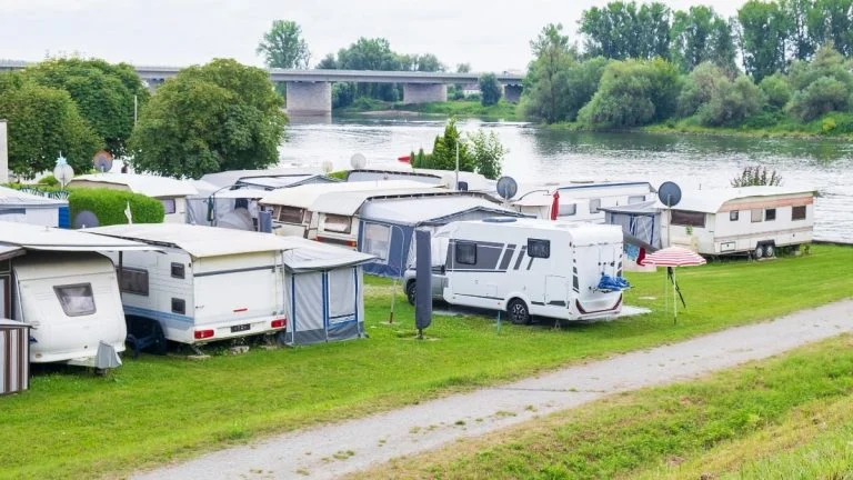 300-caravanes-dans-un-village-de-400-habitants-le- cover