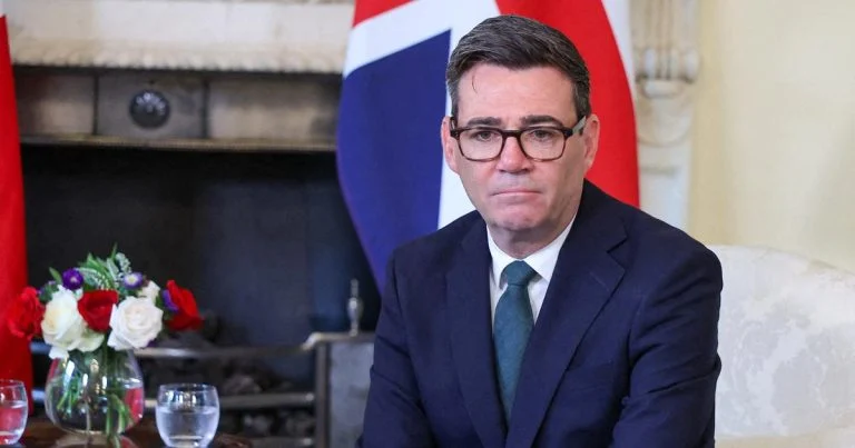 andy-burnham-perd-son-pere-roy-deux-mois-apres-etr cover