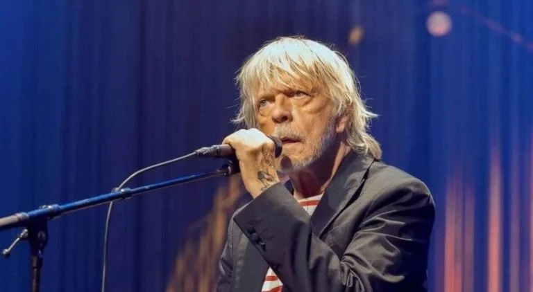 renaud-hospitalise-d-urgence-apres-une-chute-a-son cover