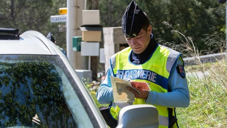 smartphone-au-volant-en-charente-maritime-suspensi cover